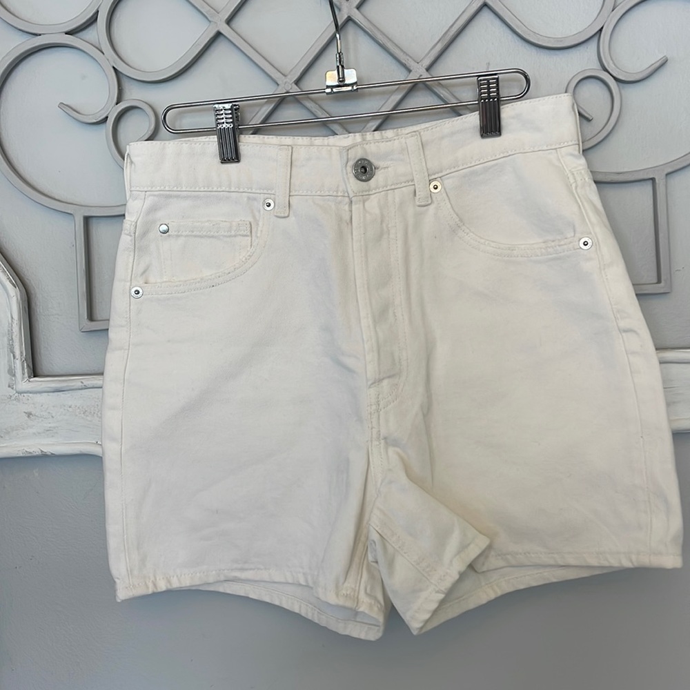 High Waisted H&M Off White Shorts Size 6 Button Fly